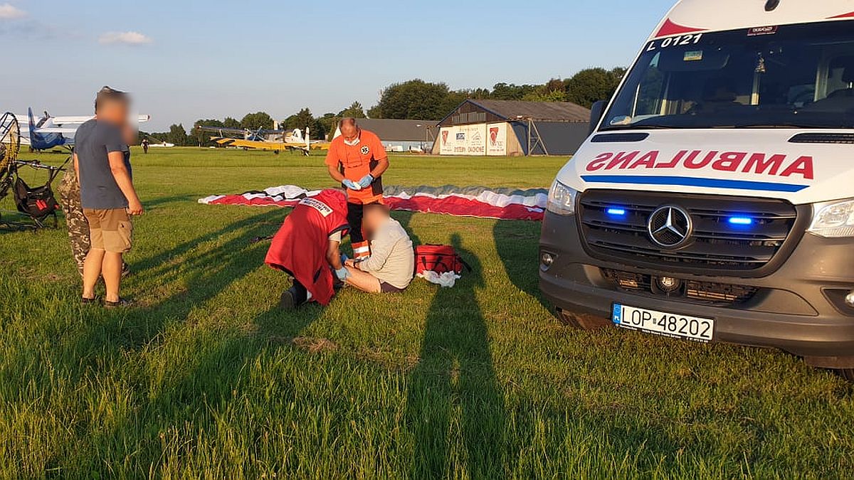 Na lotnisku koło Lublina rozbił się paralotniarz. Trwa akcja służb ratunkowych (zdjęcia)