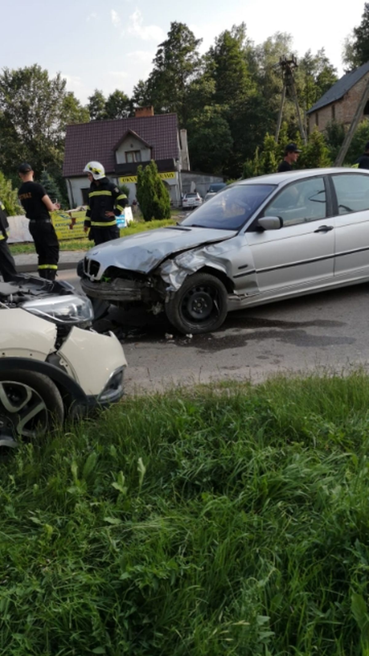 Zderzenie BMW z renaultem. Trzy osoby poszkodowane, droga zablokowana (zdjęcia)