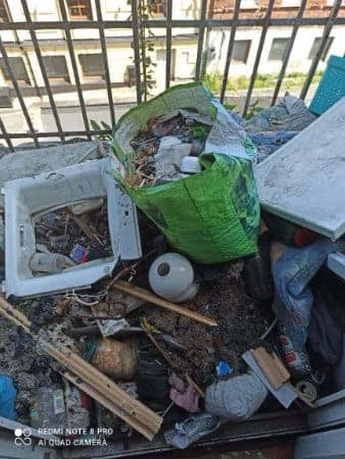 Tak lokatorzy dbają o mieszkania, które otrzymują od miasta. Pełno śmieci i zniszczone wyposażenie (zdjęcia)