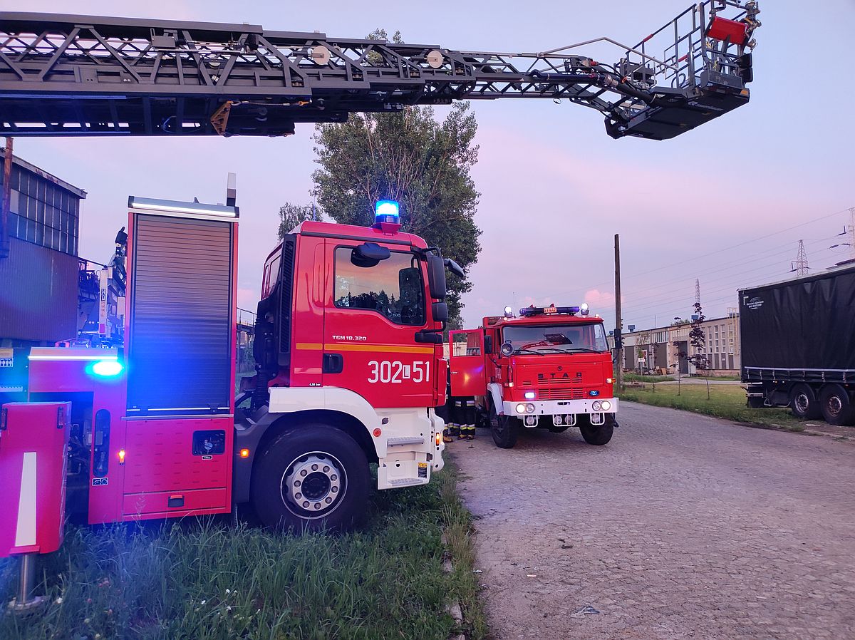 Pali się hala na terenie dawnej fabryki samochodów w Lublinie (zdjęcia)
