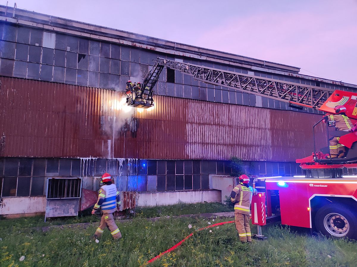 Pali się hala na terenie dawnej fabryki samochodów w Lublinie (zdjęcia)