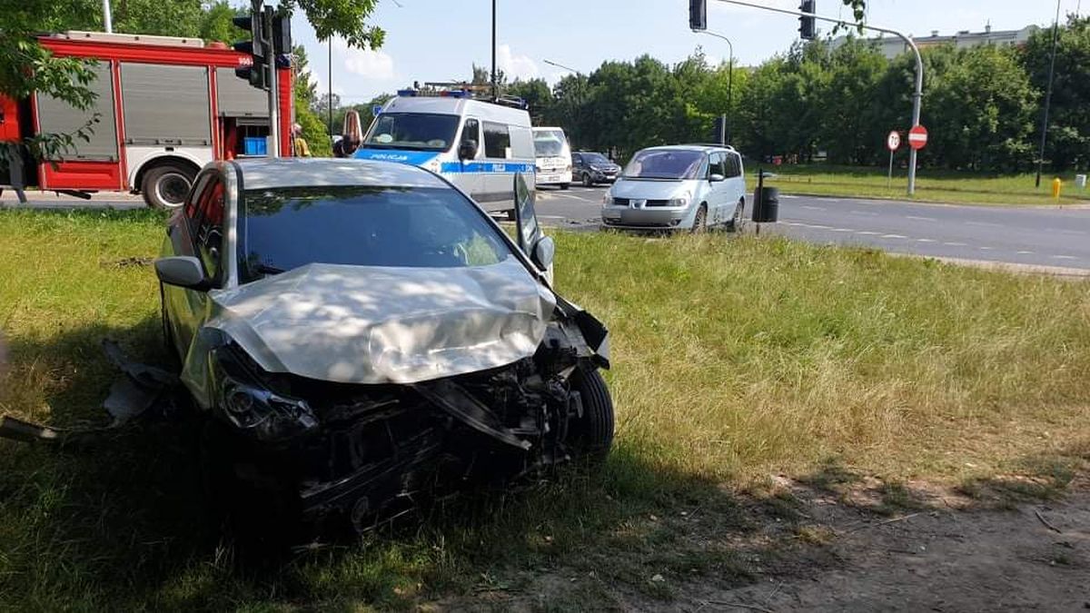 Kolejny wypadek na tym skrzyżowaniu. Jedna osoba została ranna (zdjęcia)