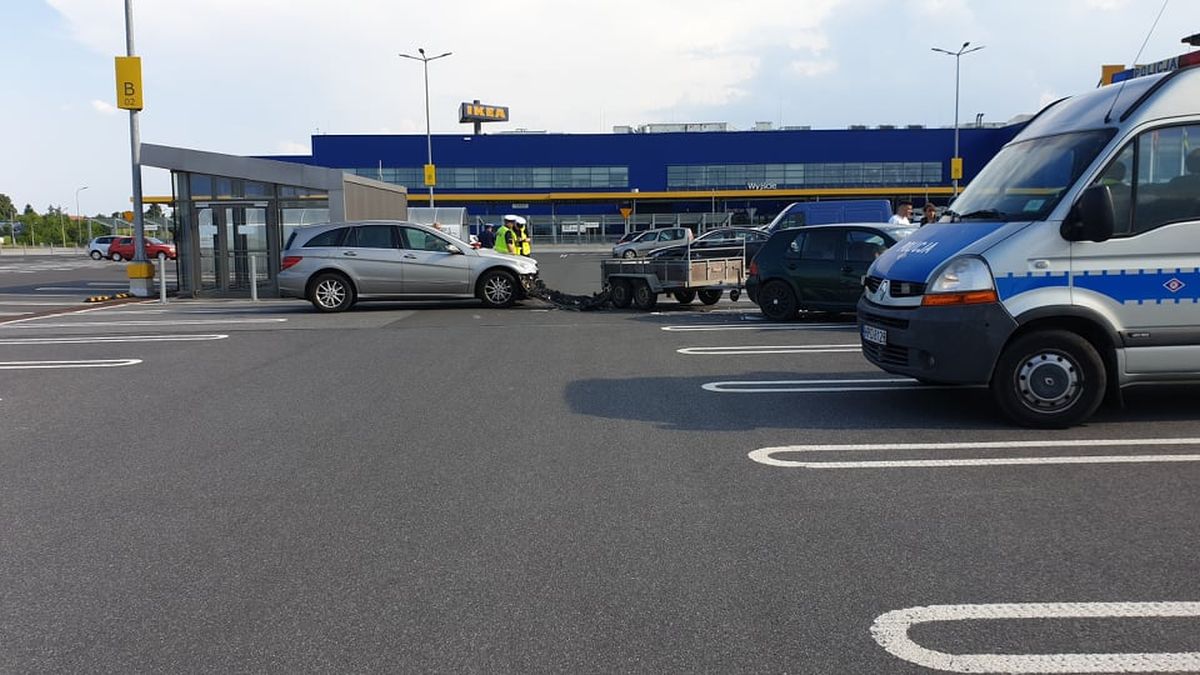Wypadek na sklepowym parkingu. Dwa auta rozbite, jedna osoba ranna (zdjęcia)
