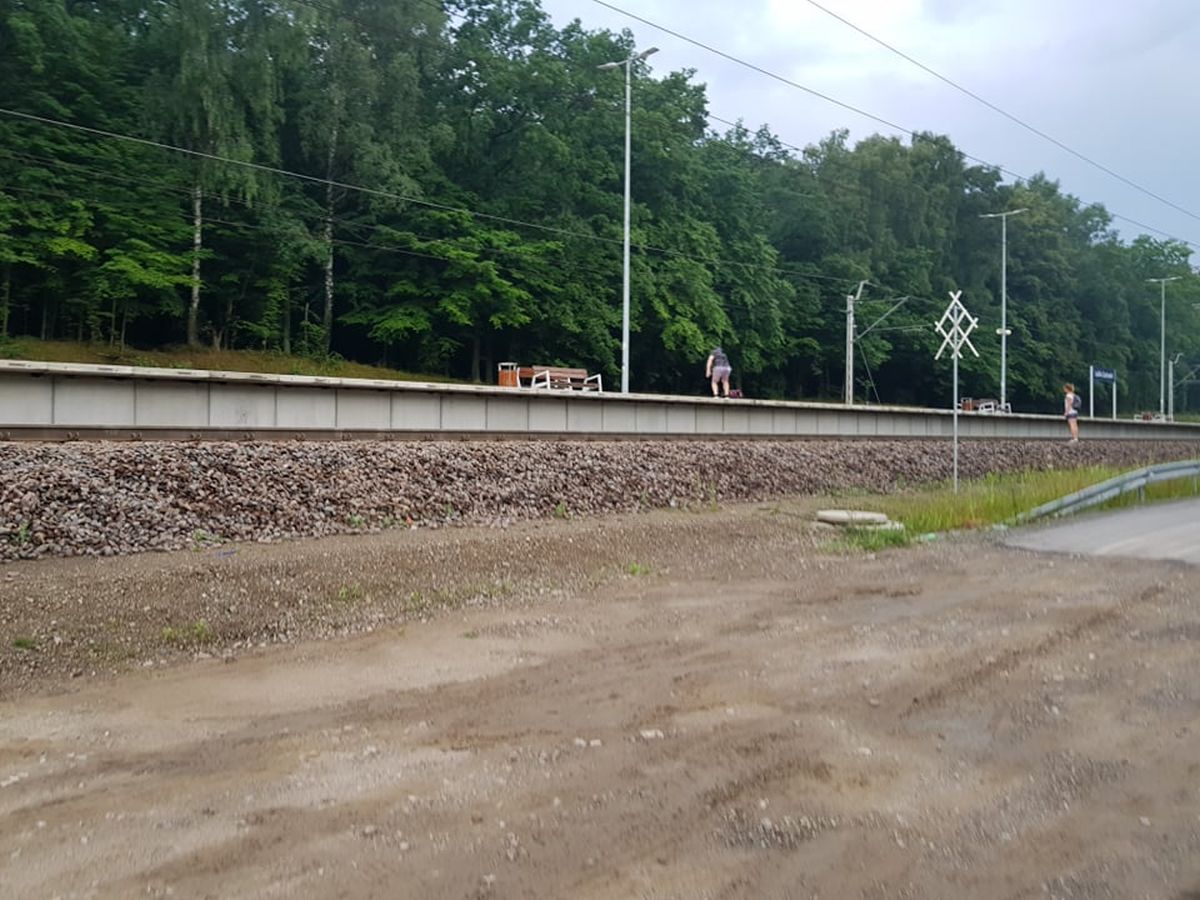 Dojście na przystanek PKP Lublin Zachodni znów zalane. Pasażerowie wspinają się z bagażami na peron (zdjęcia)