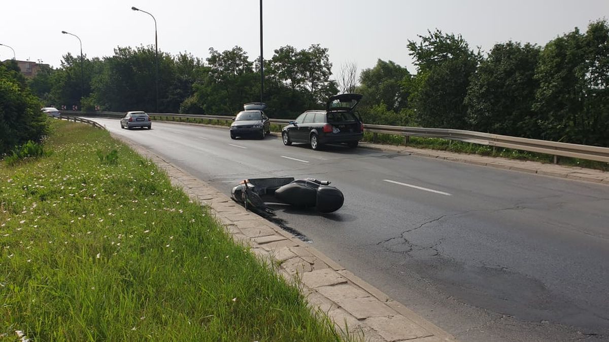 Wypadek przez plamę oleju napędowego. Dwie osoby trafiły do szpitala (zdjęcia)