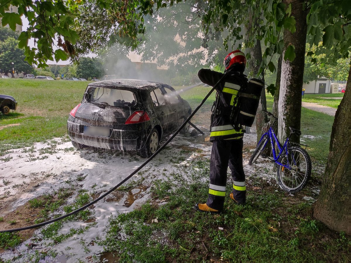 Wycinali katalizator, renault stanął w płomieniach. Uciekli pozostawiając rower (zdjęcia)