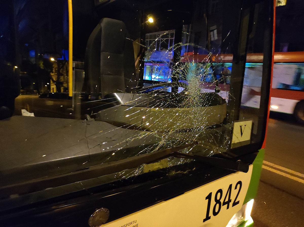 Potrącił go autobus, chciał jeszcze uciekać. Był kompletnie pijany, nic mu się nie stało (zdjęcia)