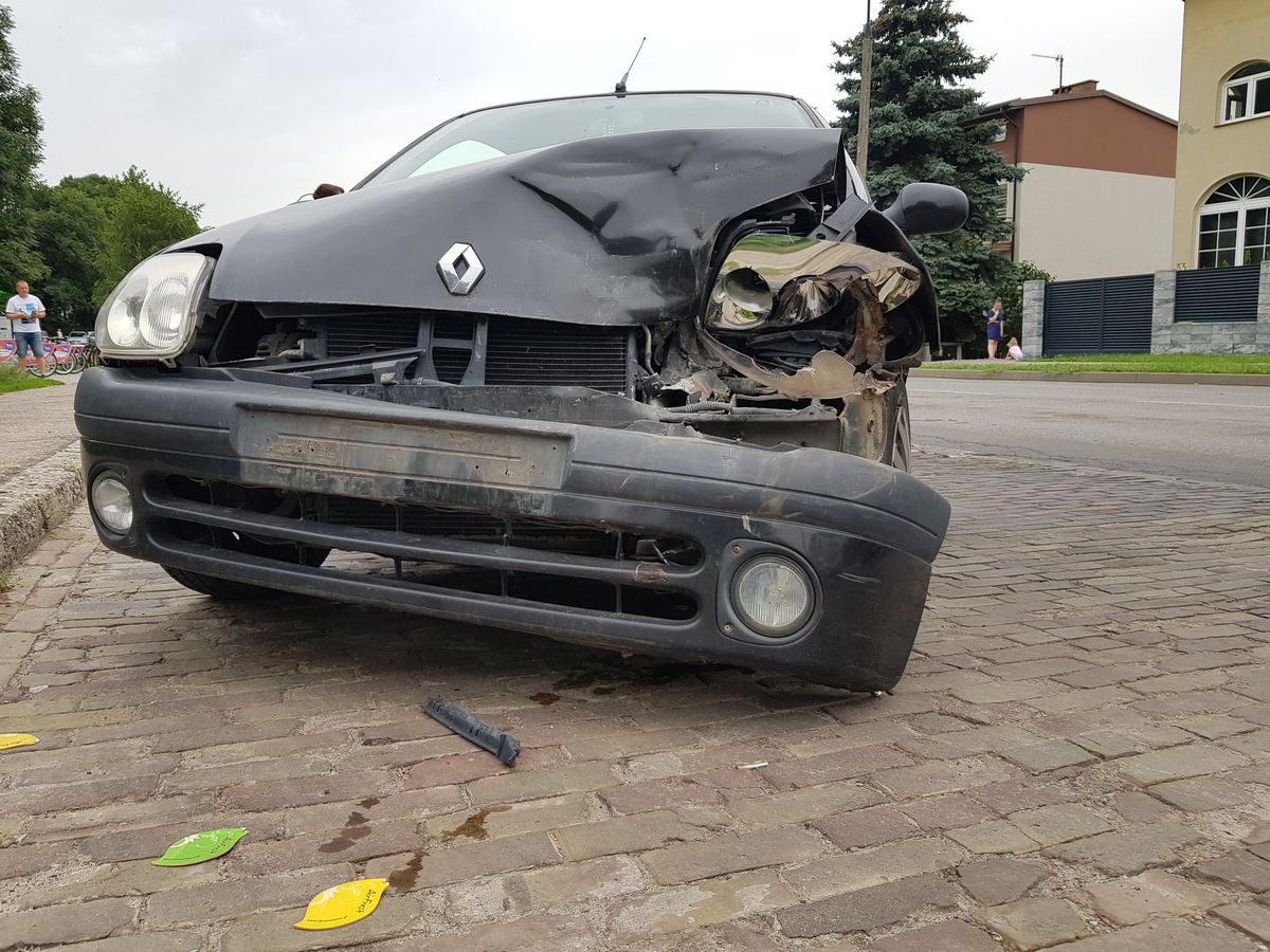 Pijany kierowca renaulta nie dojechał do celu. Po drodze staranował toyotę (zdjęcia)