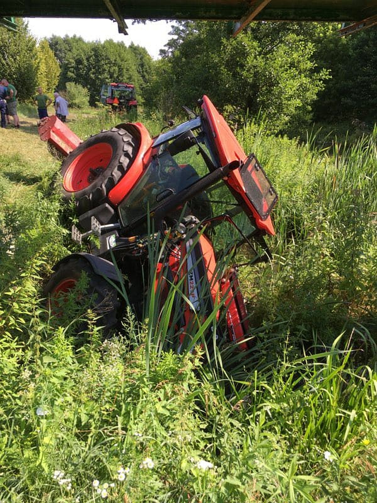 Pech kierowcy ciągnika. Podczas koszenia trawy maszyna wpadła do rzeki (zdjęcia)