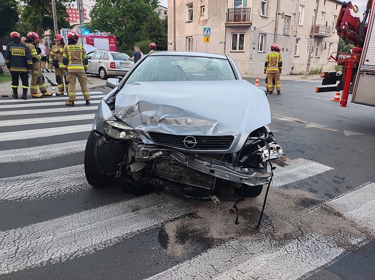 Zderzenie skody z oplem na skrzyżowaniu. Jedna osoba poszkodowana, są utrudnienia w ruchu (zdjęcia)