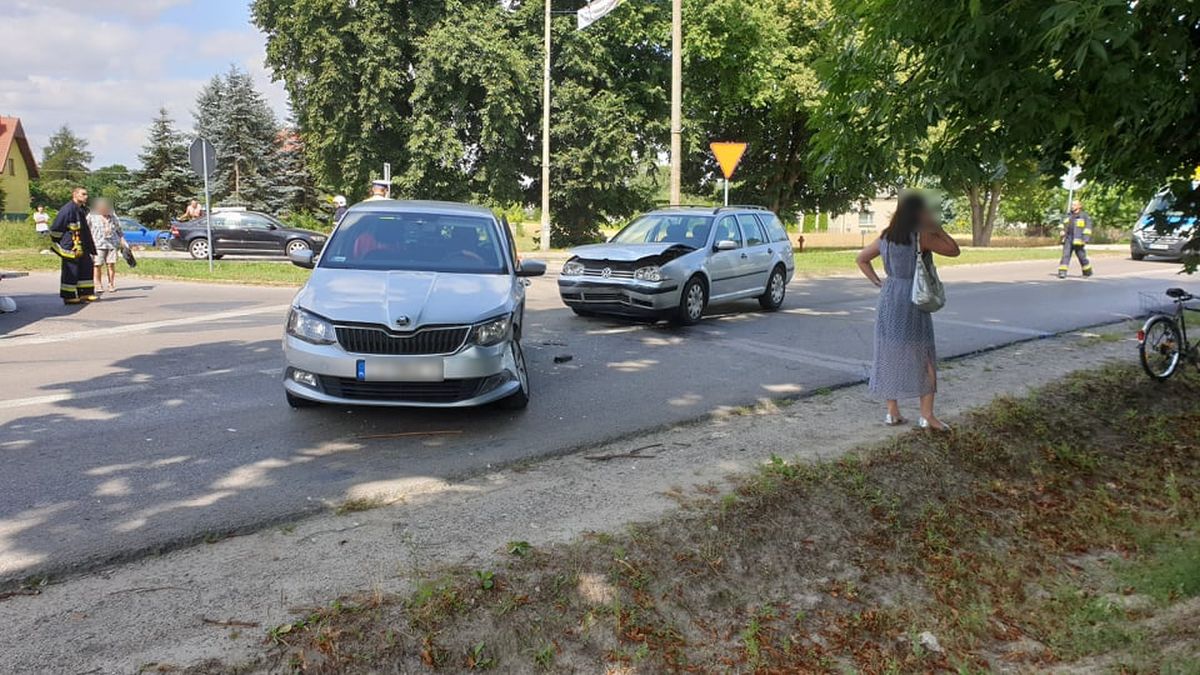 Wypadek na trasie Lublin – Bychawa. Dwie osoby poszkodowane, droga zablokowana (zdjęcia)