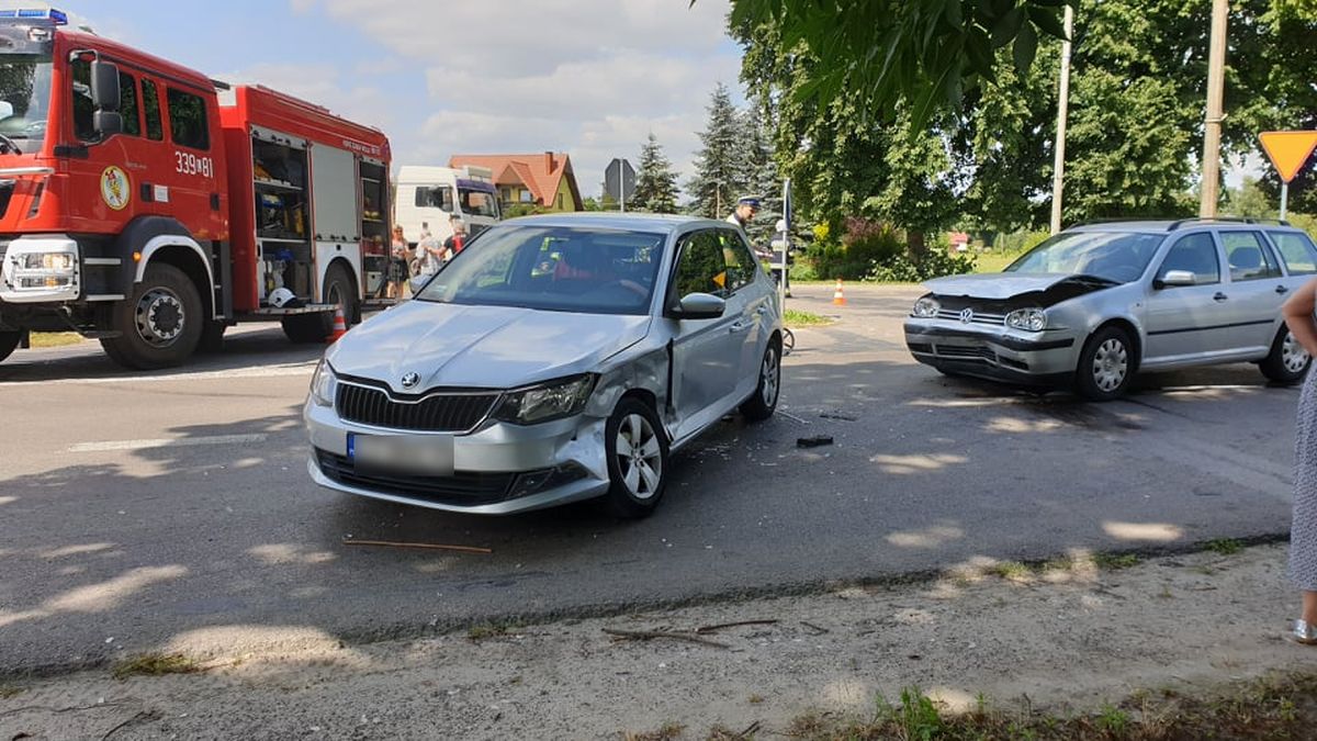 Wypadek na trasie Lublin – Bychawa. Dwie osoby poszkodowane, droga zablokowana (zdjęcia)