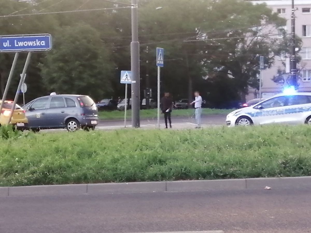 Policjanci dostrzegli stojące na ulicy auto. Chcieli pomóc kierowcy, wyszło na jaw, że nie ma uprawnień (zdjęcia)