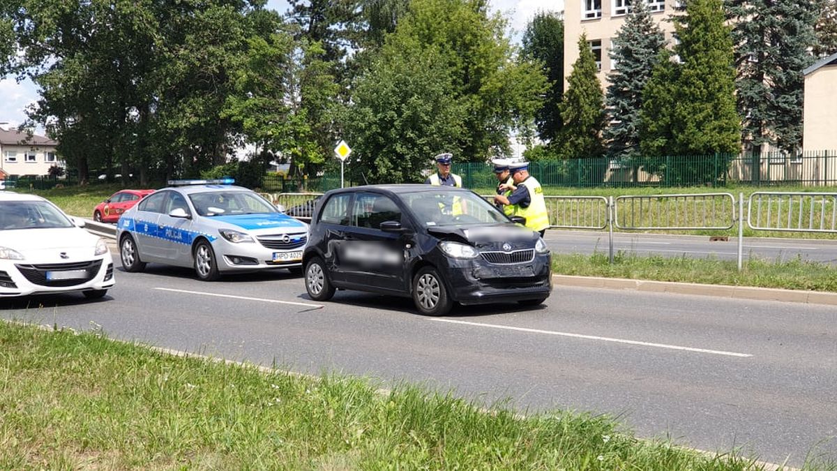 Skoda w forda, ten w citroena. Nieuwaga jednego kierowcy, trzy auta uszkodzone (zdjęcia)