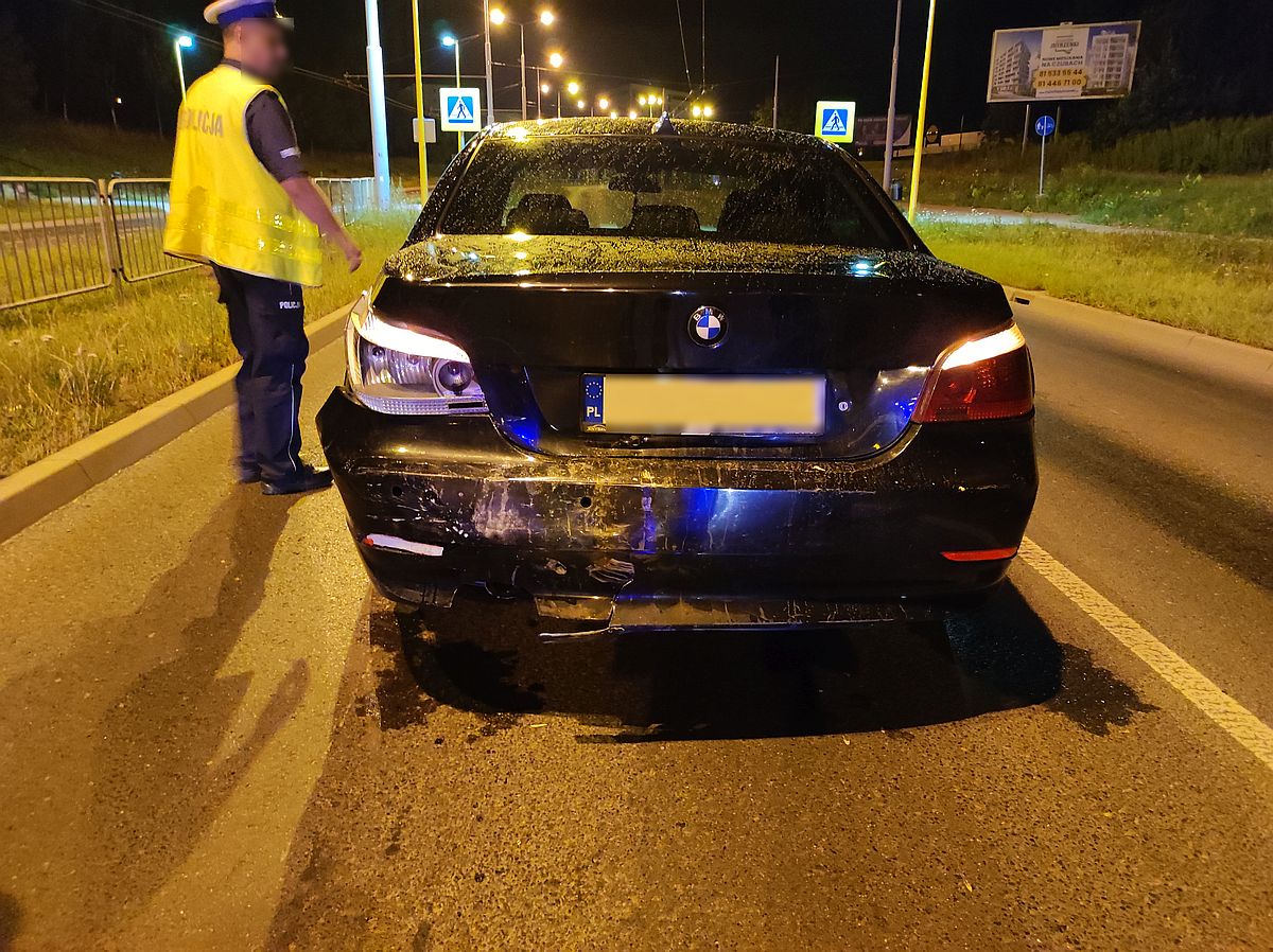 Nocne zderzenie BMW z fiatem. Jeden z kierowców zajechał drugiemu drogę (zdjęcia)