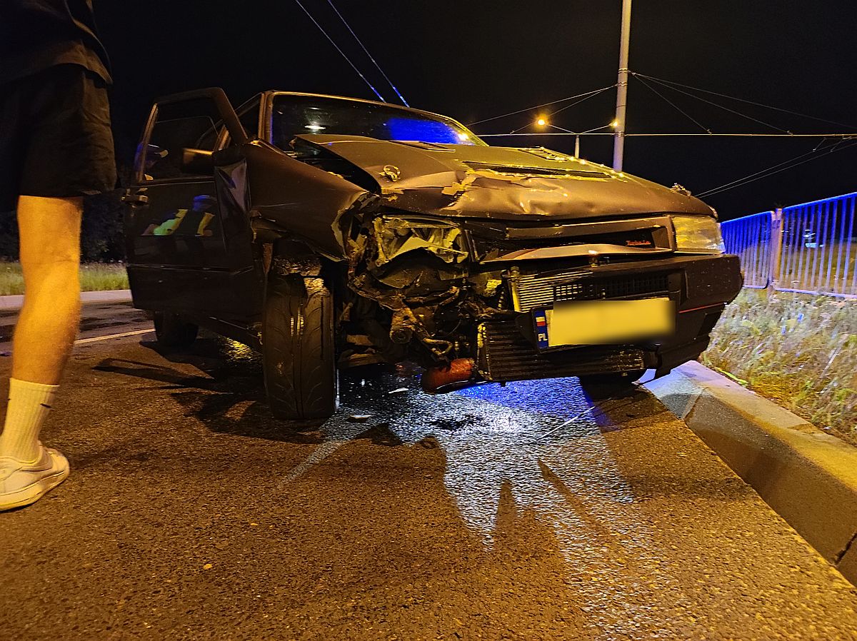 Nocne zderzenie BMW z fiatem. Jeden z kierowców zajechał drugiemu drogę (zdjęcia)
