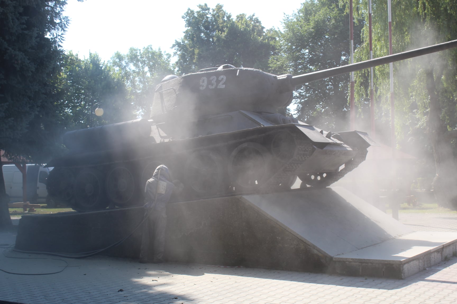 Stojący na rynku czołg otrzymał nowe malowanie (zdjęcia)