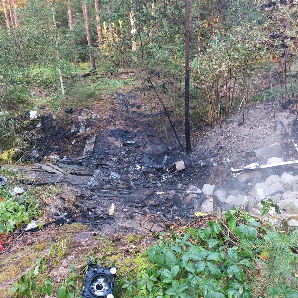 Nad ranem nad lasem pojawił się dym. Płonęły pozostałości z rozbiórki samochodów (zdjęcia)