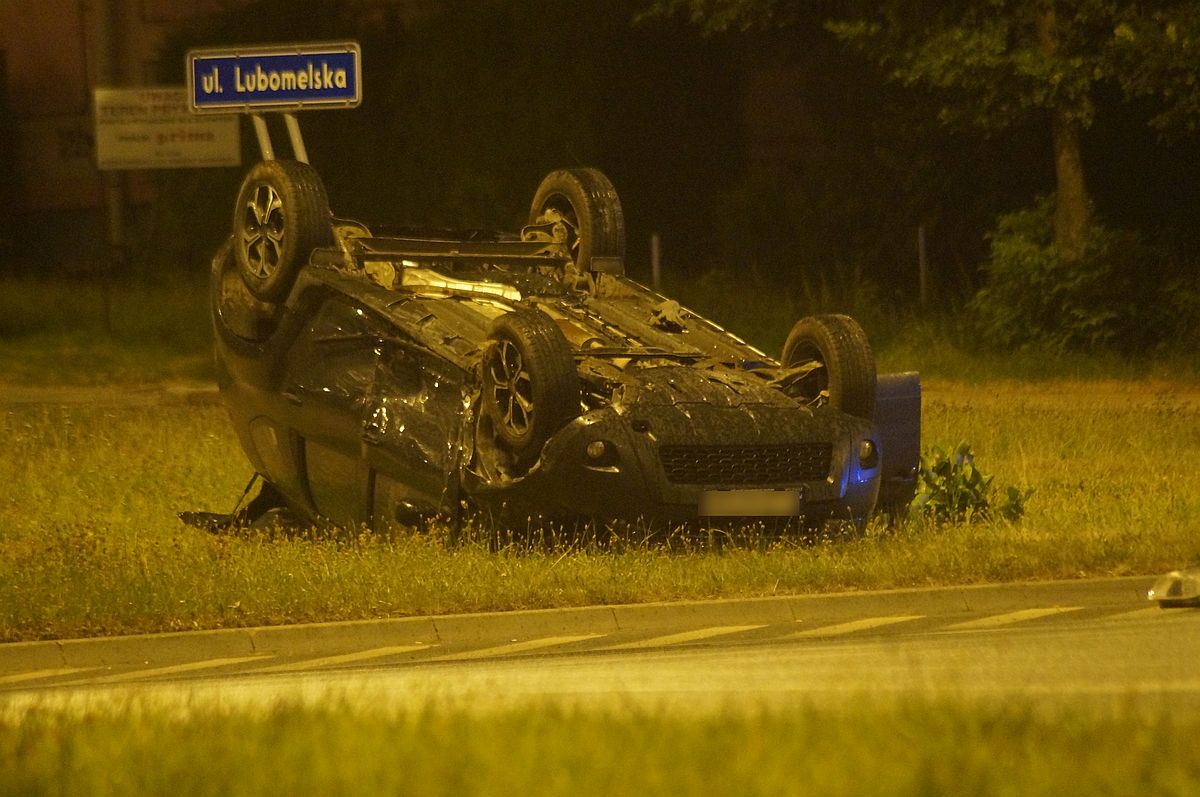 Dacia zderzyła się z audi, jedno z aut dachowało. Sprawca był pijany (zdjęcia)