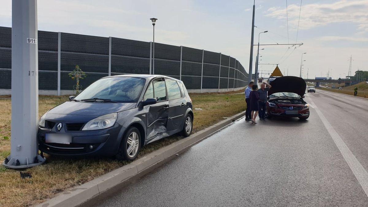 Volvo zderzyło się z renaultem. Kierującej miał zajechać drogę inny pojazd (zdjęcia)