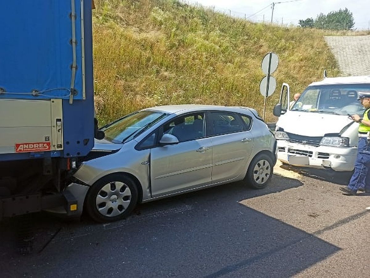Zderzenie trzech pojazdów na obwodnicy Kraśnika. Jedna osoba poszkodowana (zdjęcia)