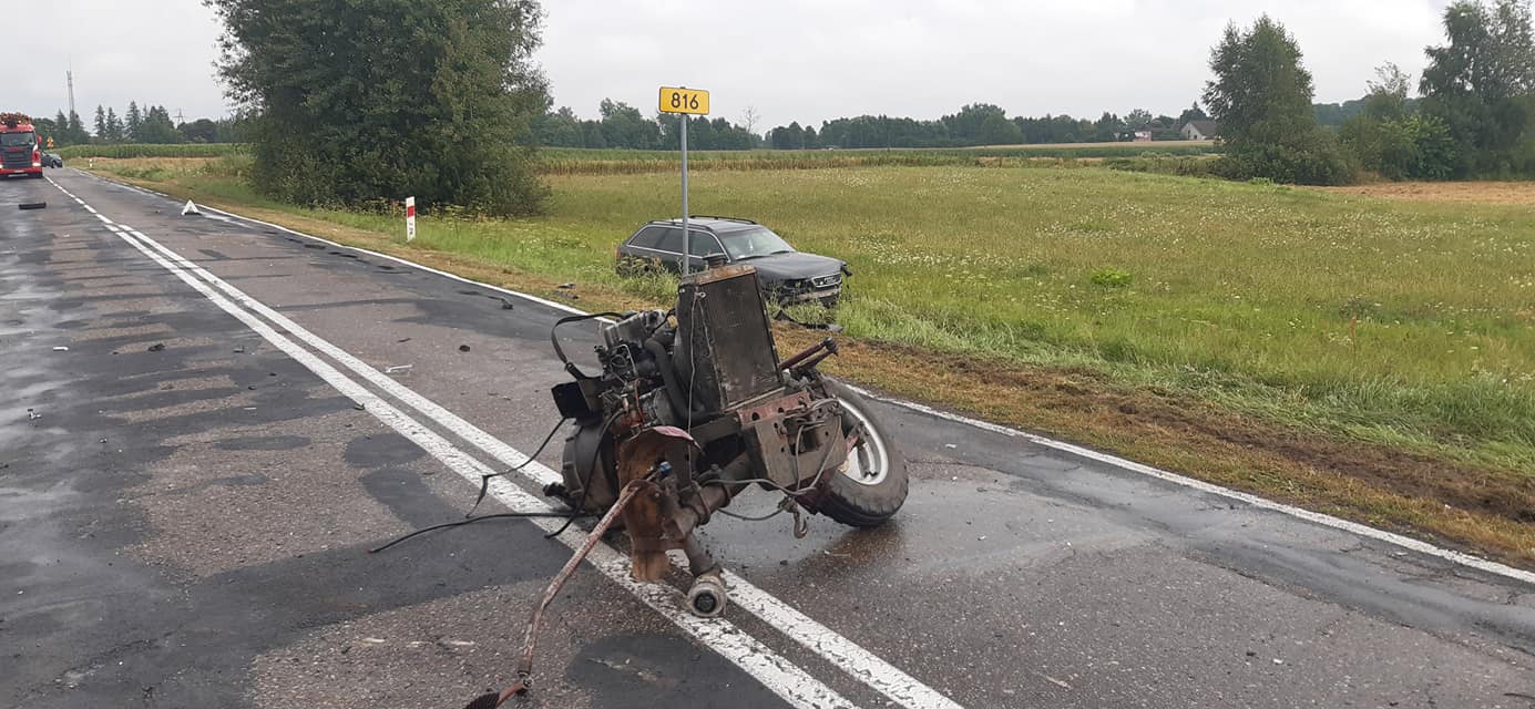 Traktorzysta nie ustąpił pierwszeństwa przejazdu. 77-latek został ranny (zdjęcia)