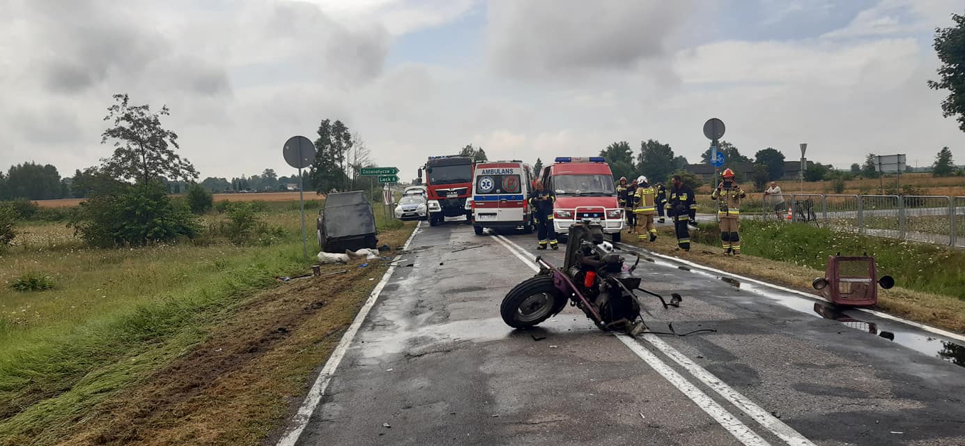Traktorzysta nie ustąpił pierwszeństwa przejazdu. 77-latek został ranny (zdjęcia)