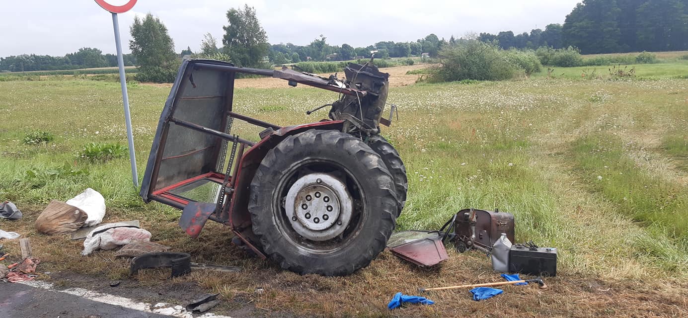 Traktorzysta nie ustąpił pierwszeństwa przejazdu. 77-latek został ranny (zdjęcia)