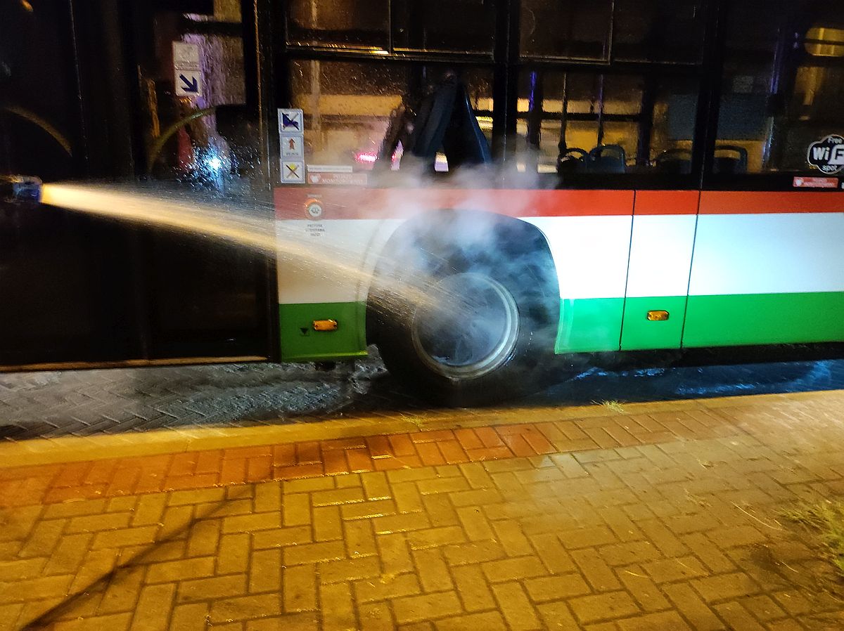 Pożar autobusu komunikacji miejskiej w Lublinie. Zagrożenie zostało szybko opanowane (zdjęcia)