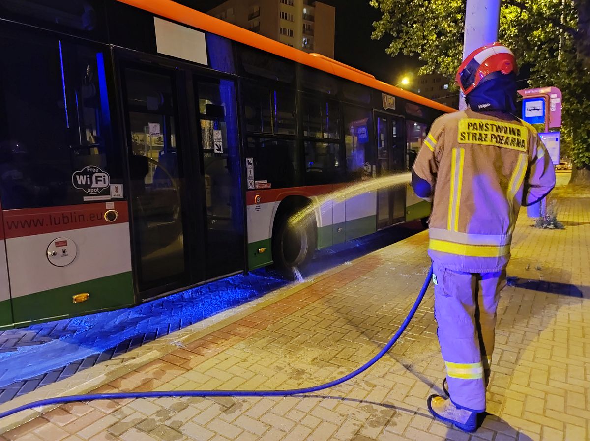 Pożar autobusu komunikacji miejskiej w Lublinie. Zagrożenie zostało szybko opanowane (zdjęcia)