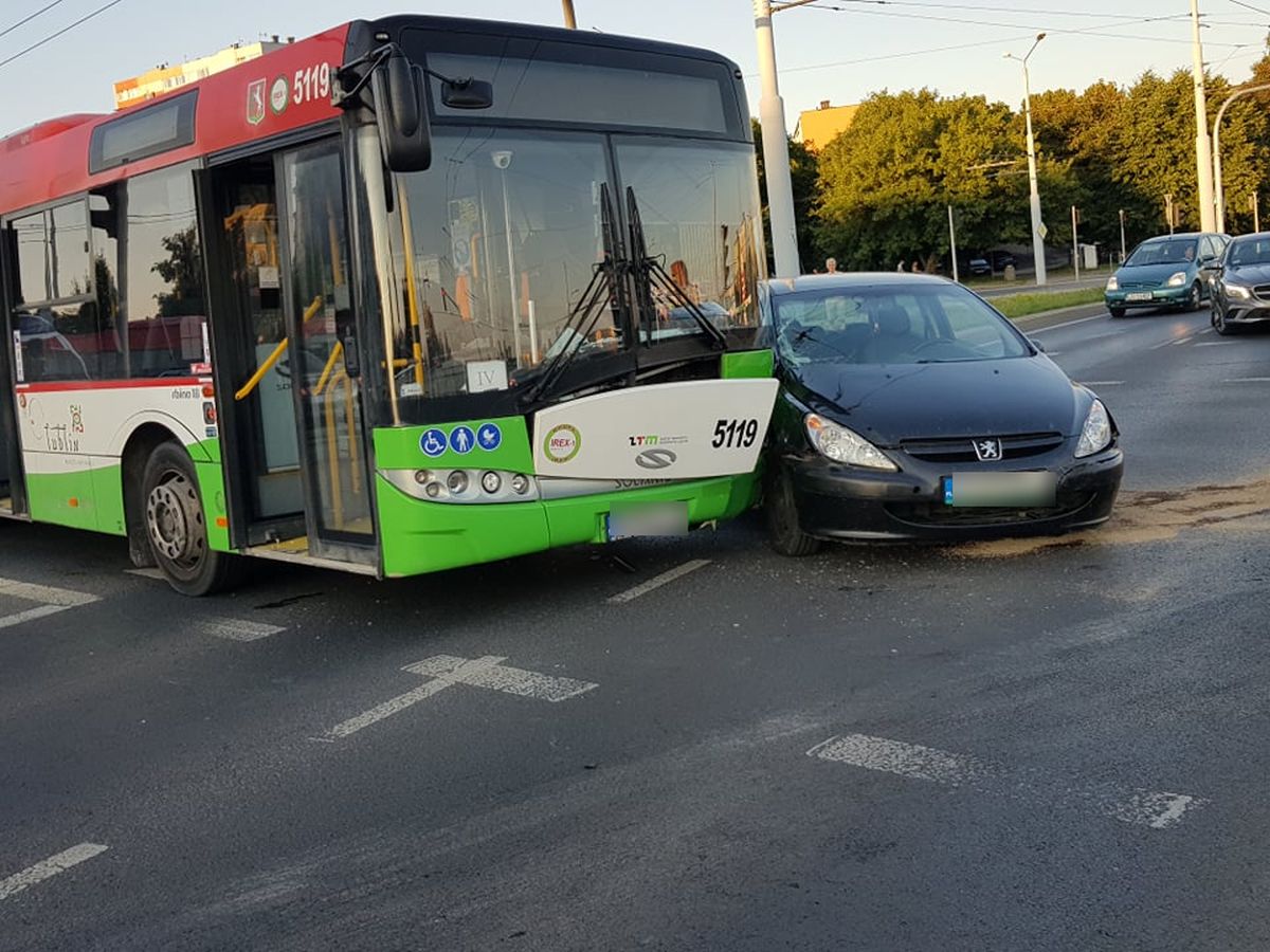 Zderzenie peugeota z autobusem komunikacji miejskiej. Jeden z kierowców wjechał na czerwonym (zdjęcia)