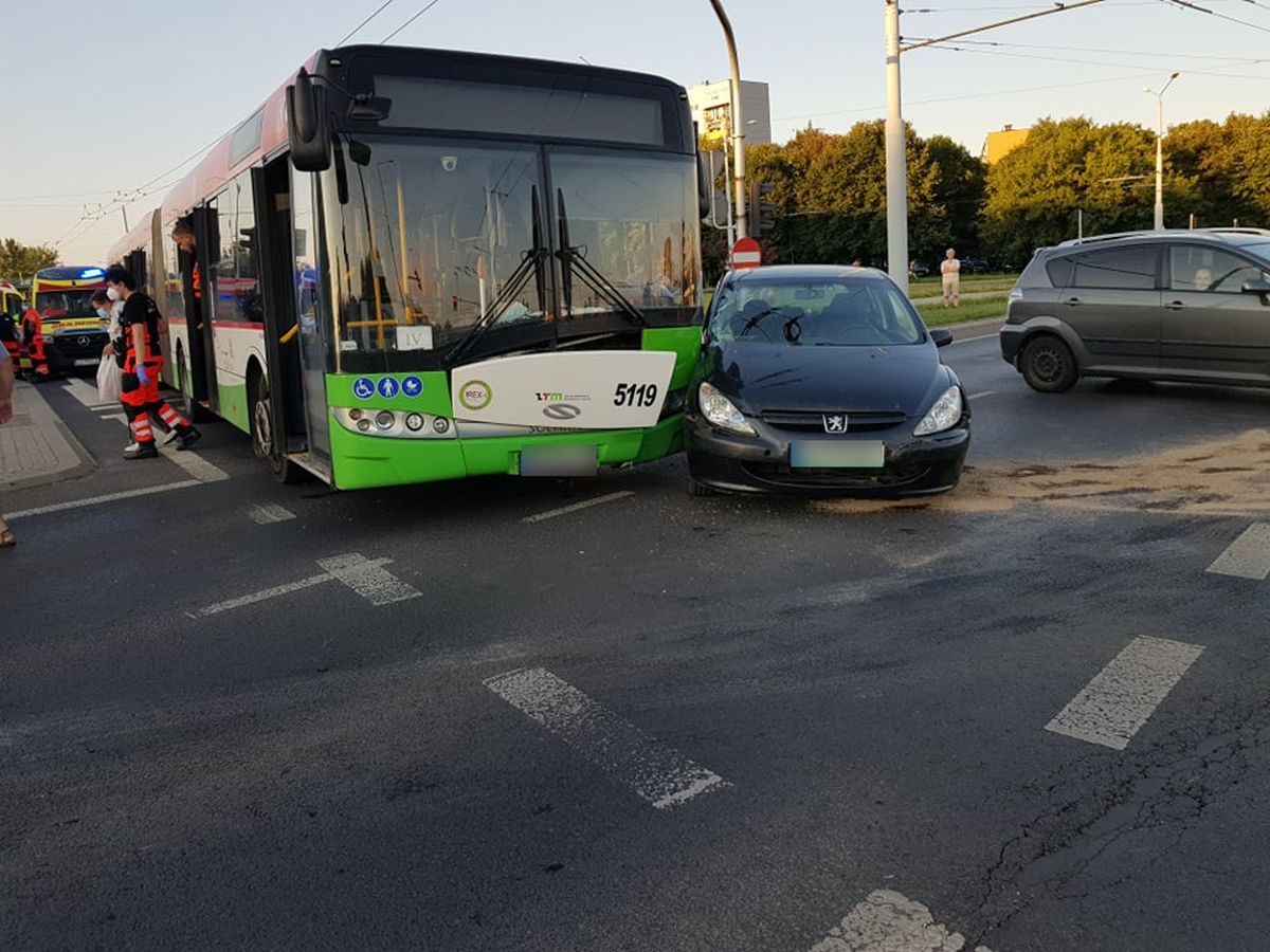 Zderzenie peugeota z autobusem komunikacji miejskiej. Jeden z kierowców wjechał na czerwonym (zdjęcia)