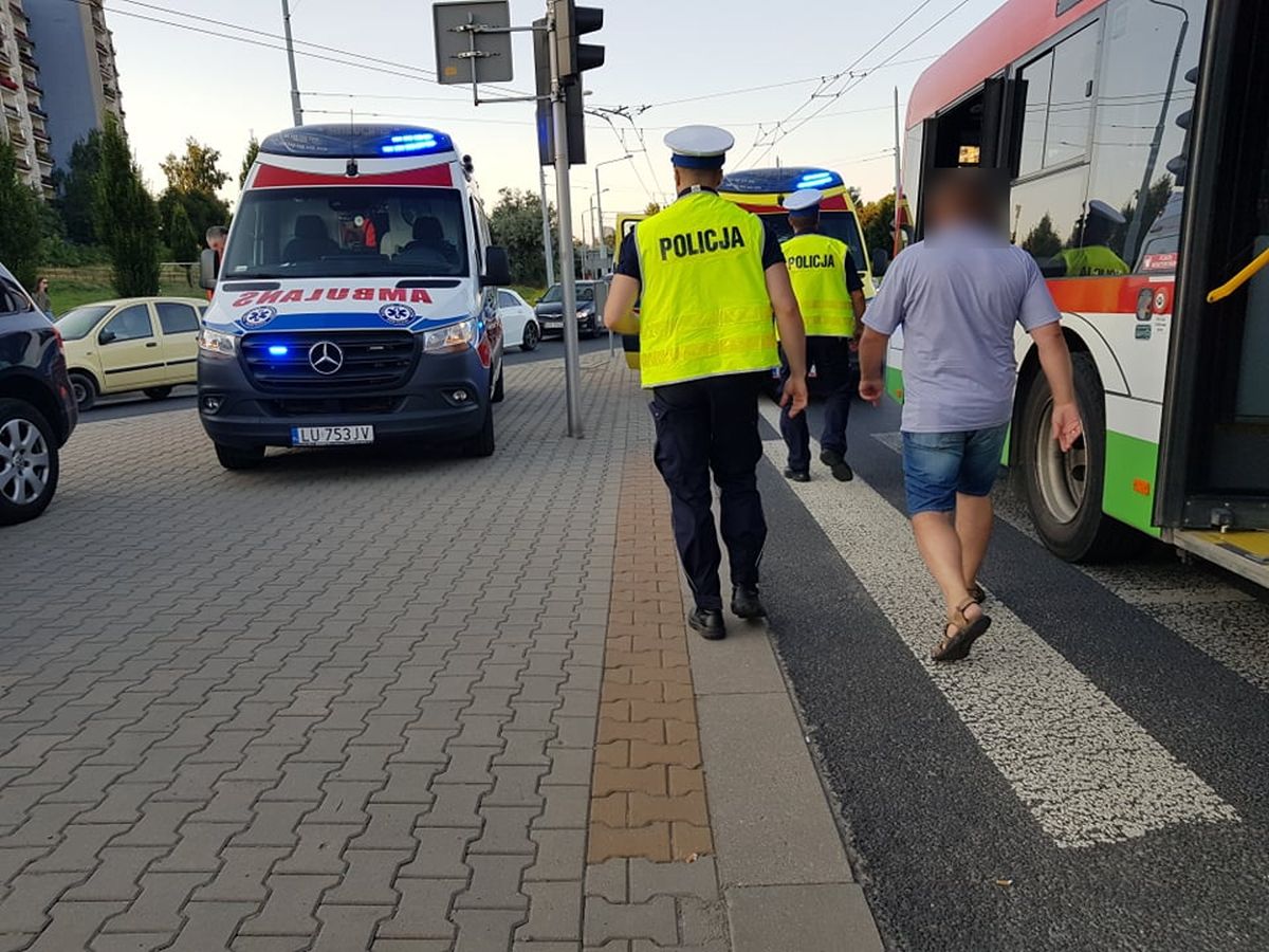 Zderzenie peugeota z autobusem komunikacji miejskiej. Jeden z kierowców wjechał na czerwonym (zdjęcia)