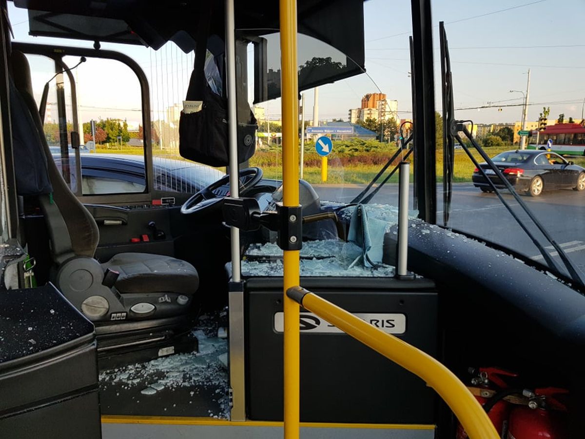 Zderzenie peugeota z autobusem komunikacji miejskiej. Jeden z kierowców wjechał na czerwonym (zdjęcia)