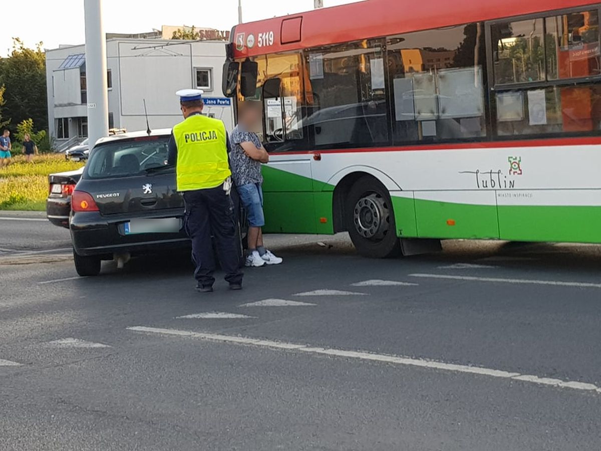 Zderzenie peugeota z autobusem komunikacji miejskiej. Jeden z kierowców wjechał na czerwonym (zdjęcia)