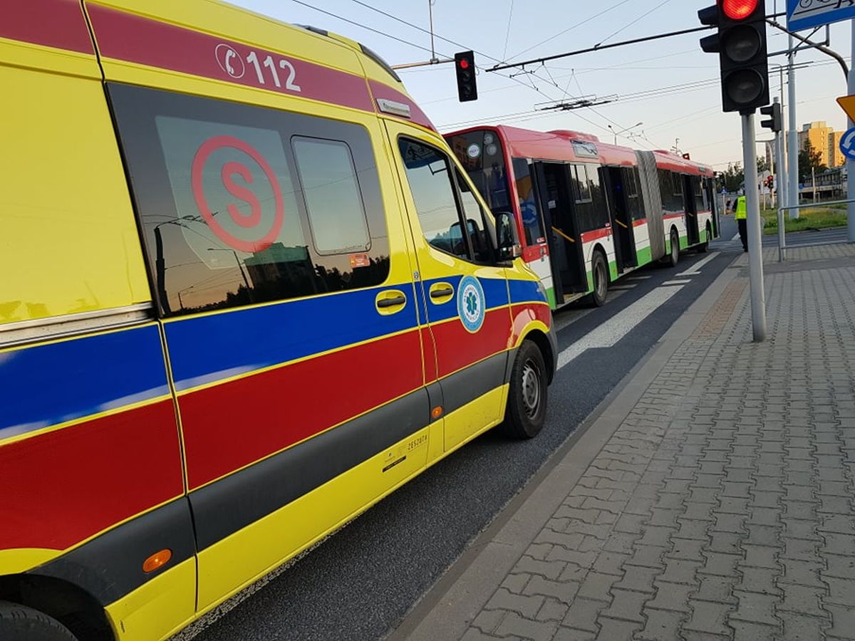 Zderzenie peugeota z autobusem komunikacji miejskiej. Jeden z kierowców wjechał na czerwonym (zdjęcia)