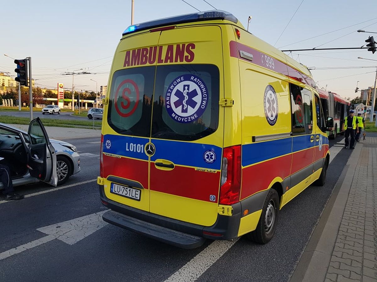 Zderzenie peugeota z autobusem komunikacji miejskiej. Jeden z kierowców wjechał na czerwonym (zdjęcia)