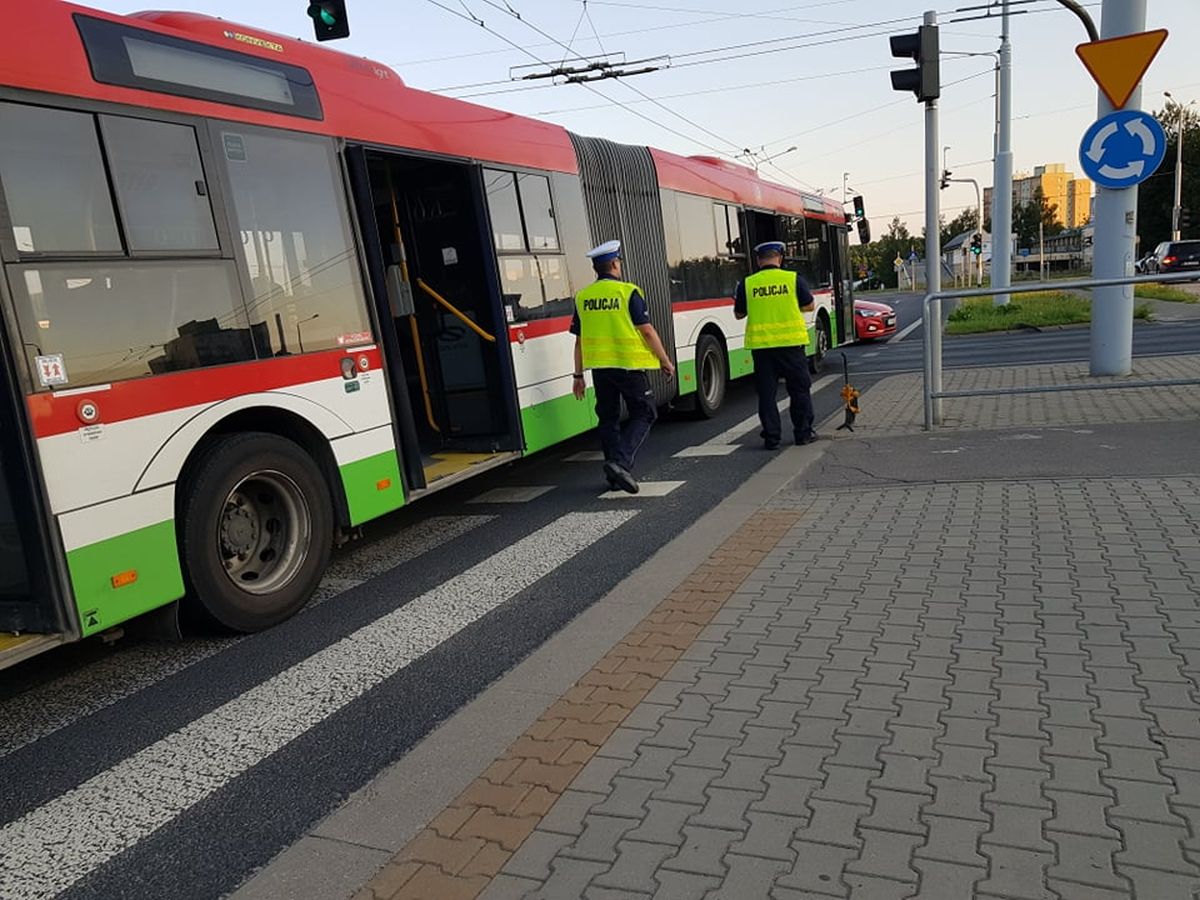 Zderzenie peugeota z autobusem komunikacji miejskiej. Jeden z kierowców wjechał na czerwonym (zdjęcia)