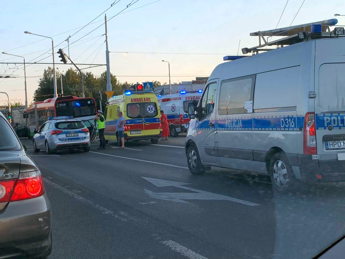 Zderzenie peugeota z autobusem komunikacji miejskiej. Jeden z kierowców wjechał na czerwonym (zdjęcia)