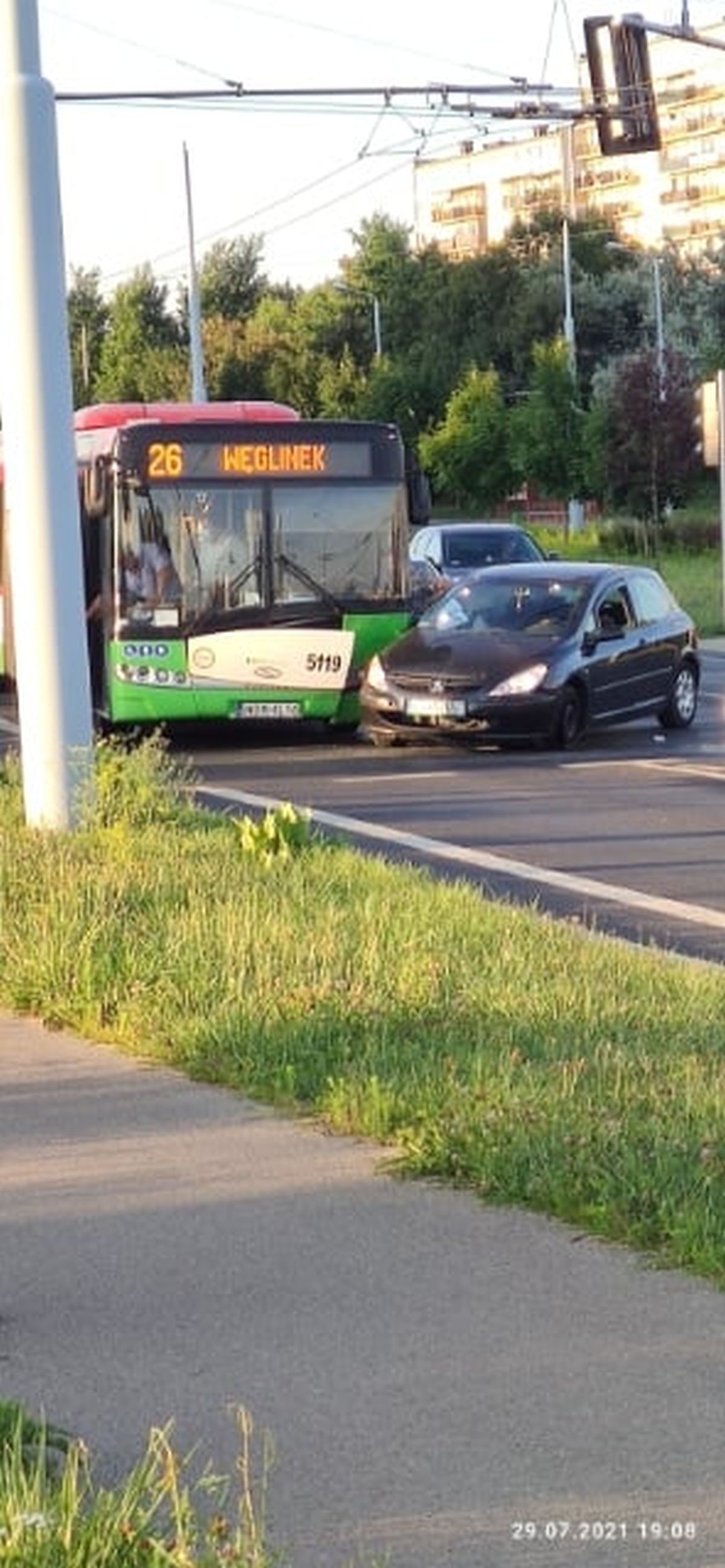 Zderzenie peugeota z autobusem komunikacji miejskiej. Jeden z kierowców wjechał na czerwonym (zdjęcia)