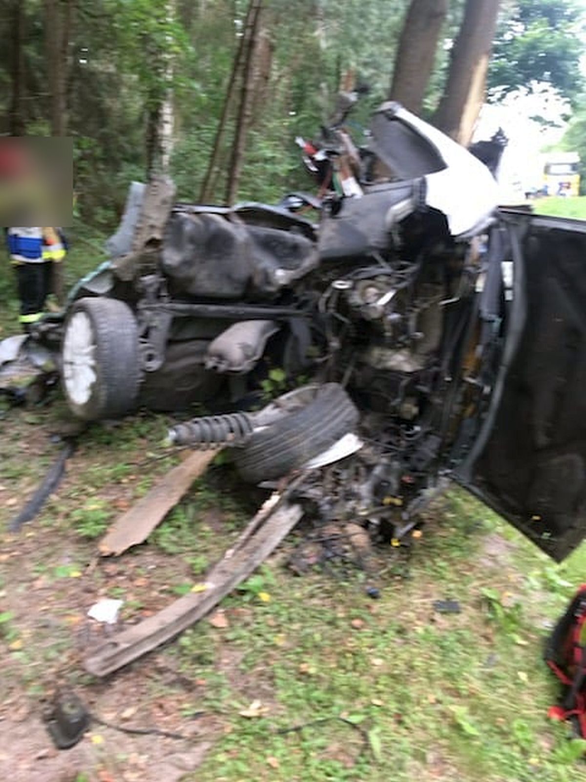 Auto wbiło się w drzewo, z pojazdu została sterta złomu. Życia kierowcy nie udało się uratować (zdjęcia)