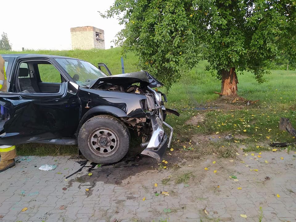 Nissan uderzył w drzewo. Trzy osoby trafiły do szpitala (zdjęcia)