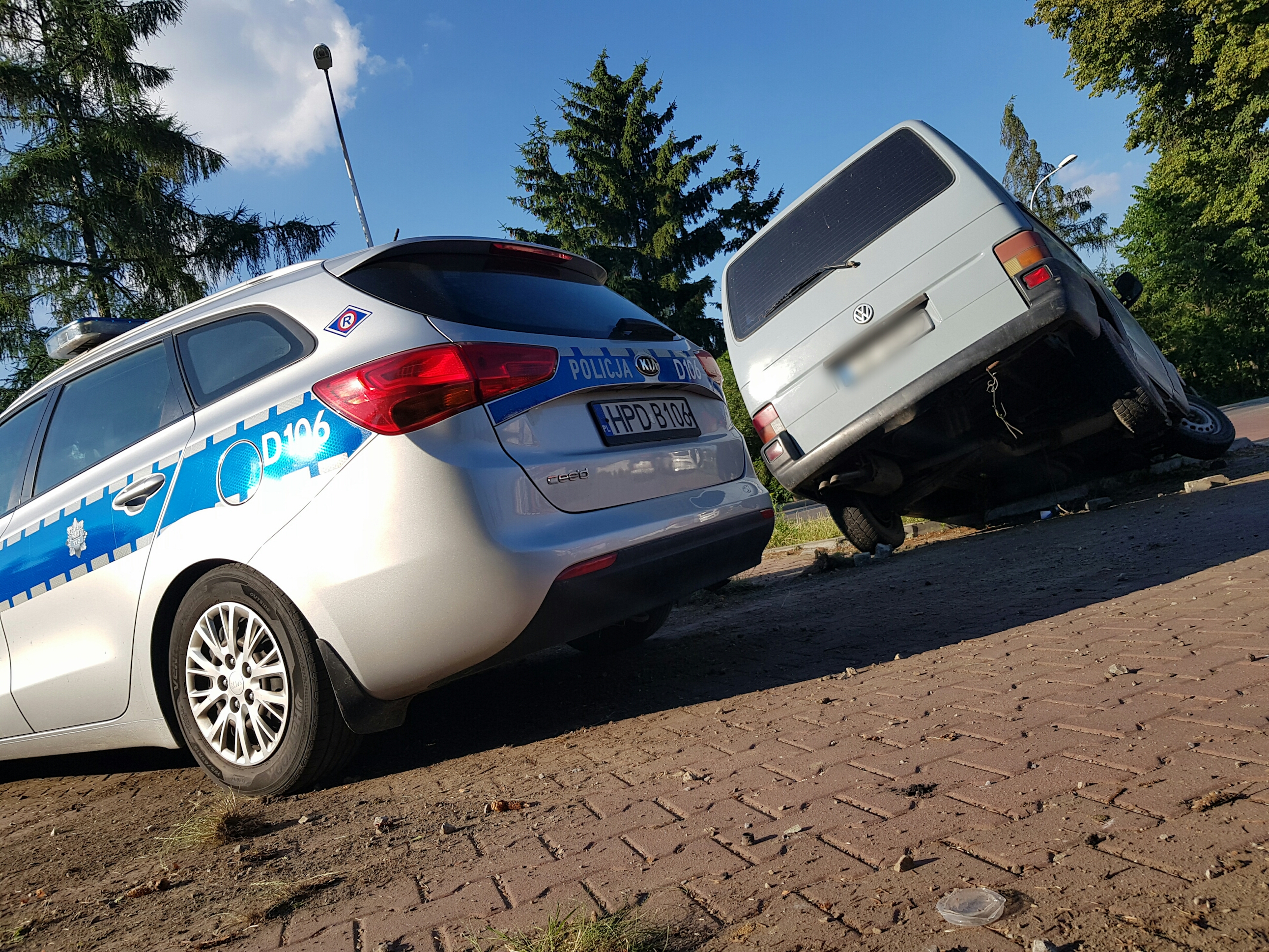 Wjechał do rowu i uderzył w przepust. Był kompletnie pijany, ledwo stał nogach, na koniec chciał uciec (zdjęcia)