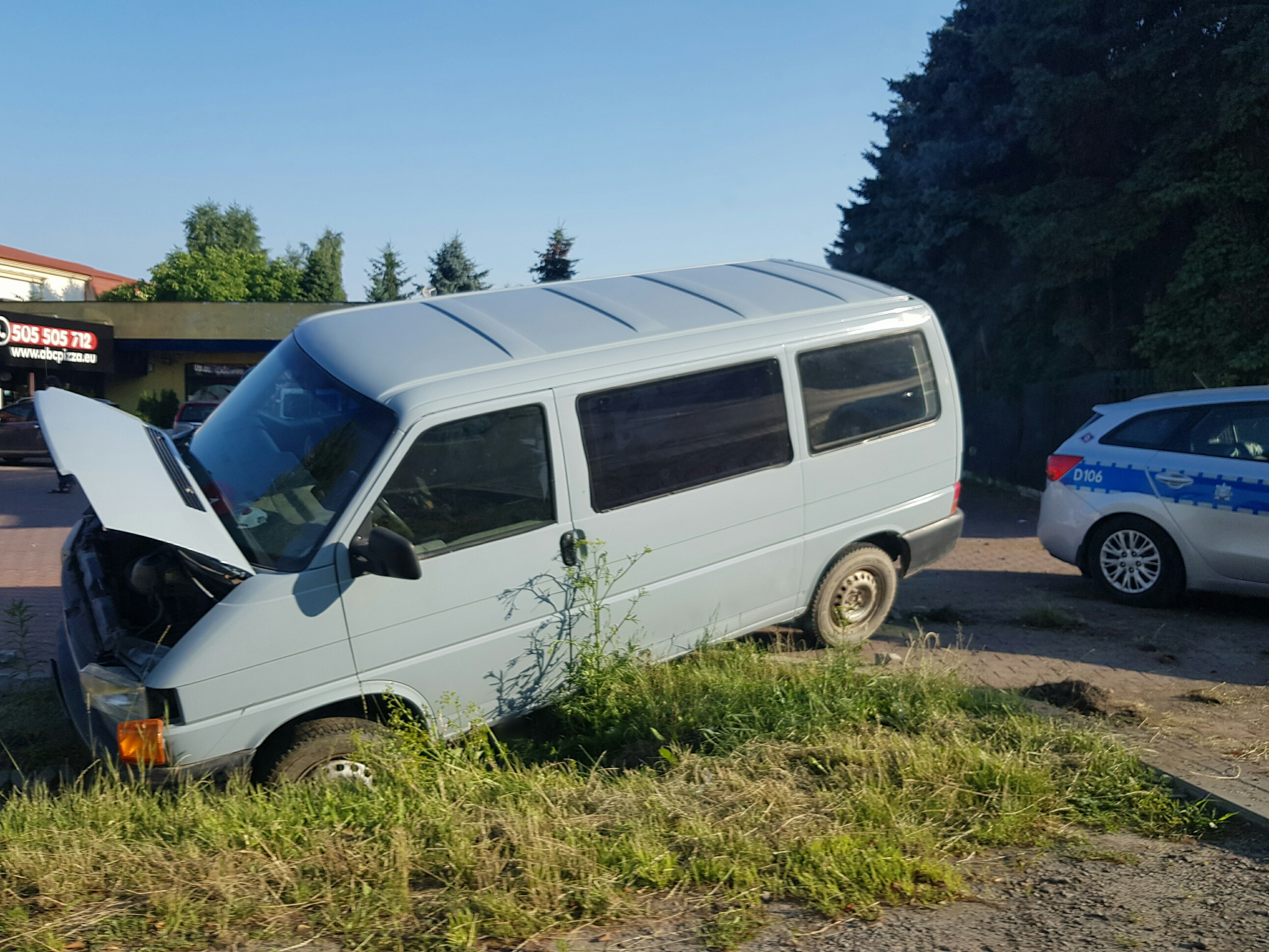 Wjechał do rowu i uderzył w przepust. Był kompletnie pijany, ledwo stał nogach, na koniec chciał uciec (zdjęcia)