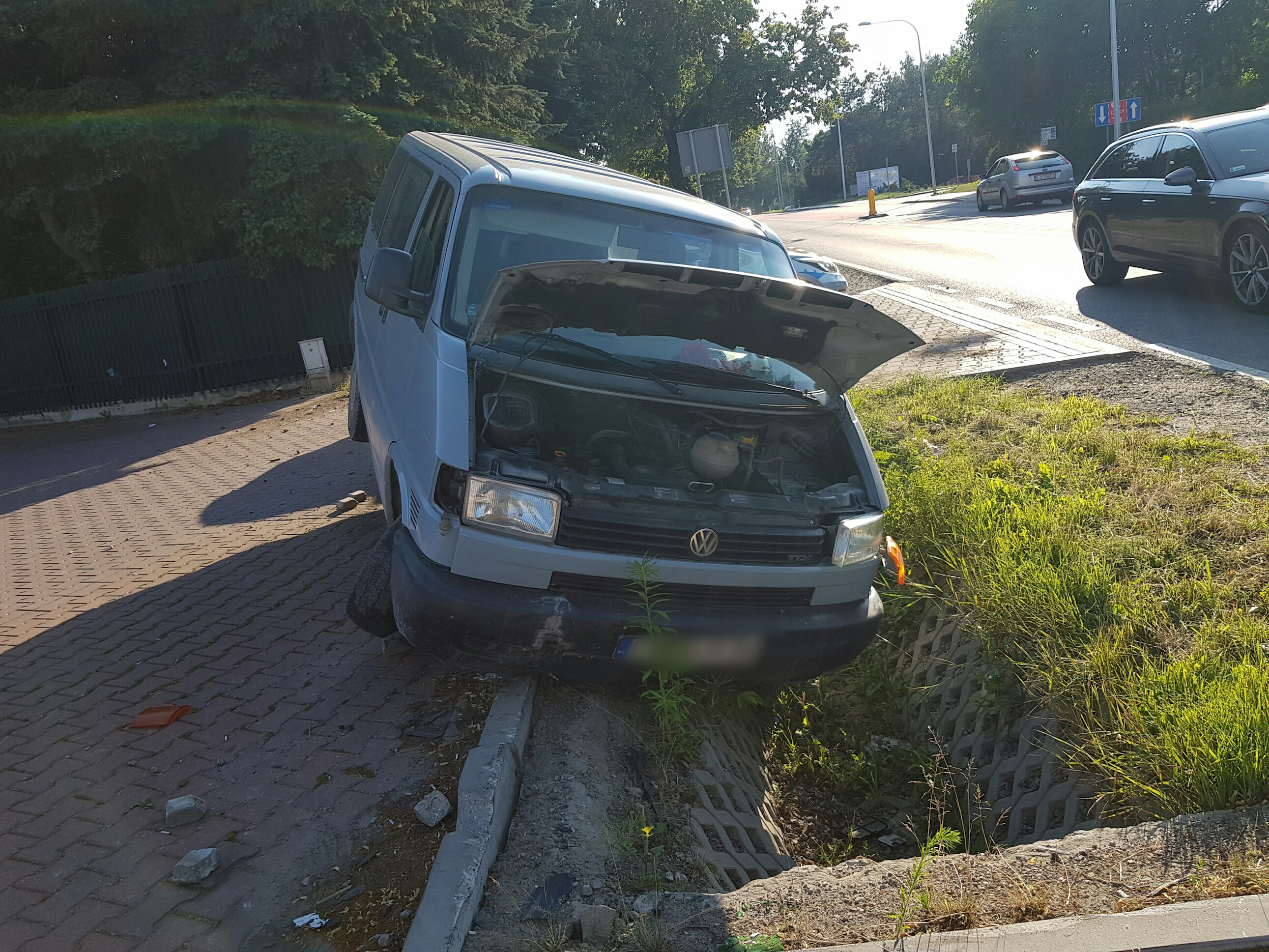 Nad jednym rowem „przeleciał”, w drugim się zatrzymał. Mężczyzna trafił do szpitala (zdjęcia)