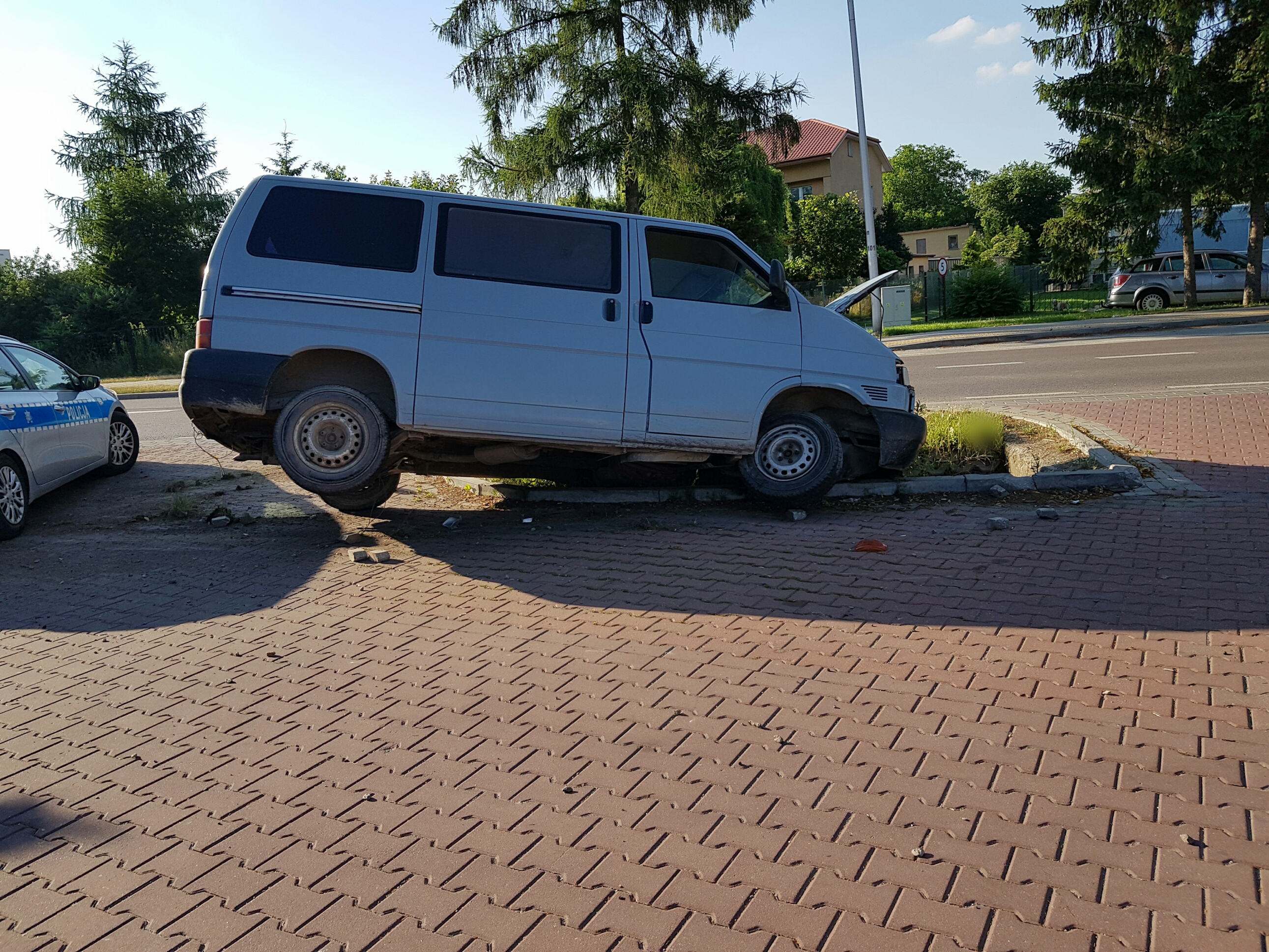 Nad jednym rowem „przeleciał”, w drugim się zatrzymał. Mężczyzna trafił do szpitala (zdjęcia)