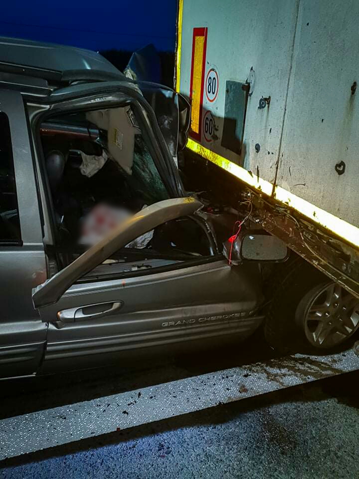 Zasnął za kierownicą, jeep wbił się pod naczepę. Dwie osoby w szpitalu (zdjęcia)