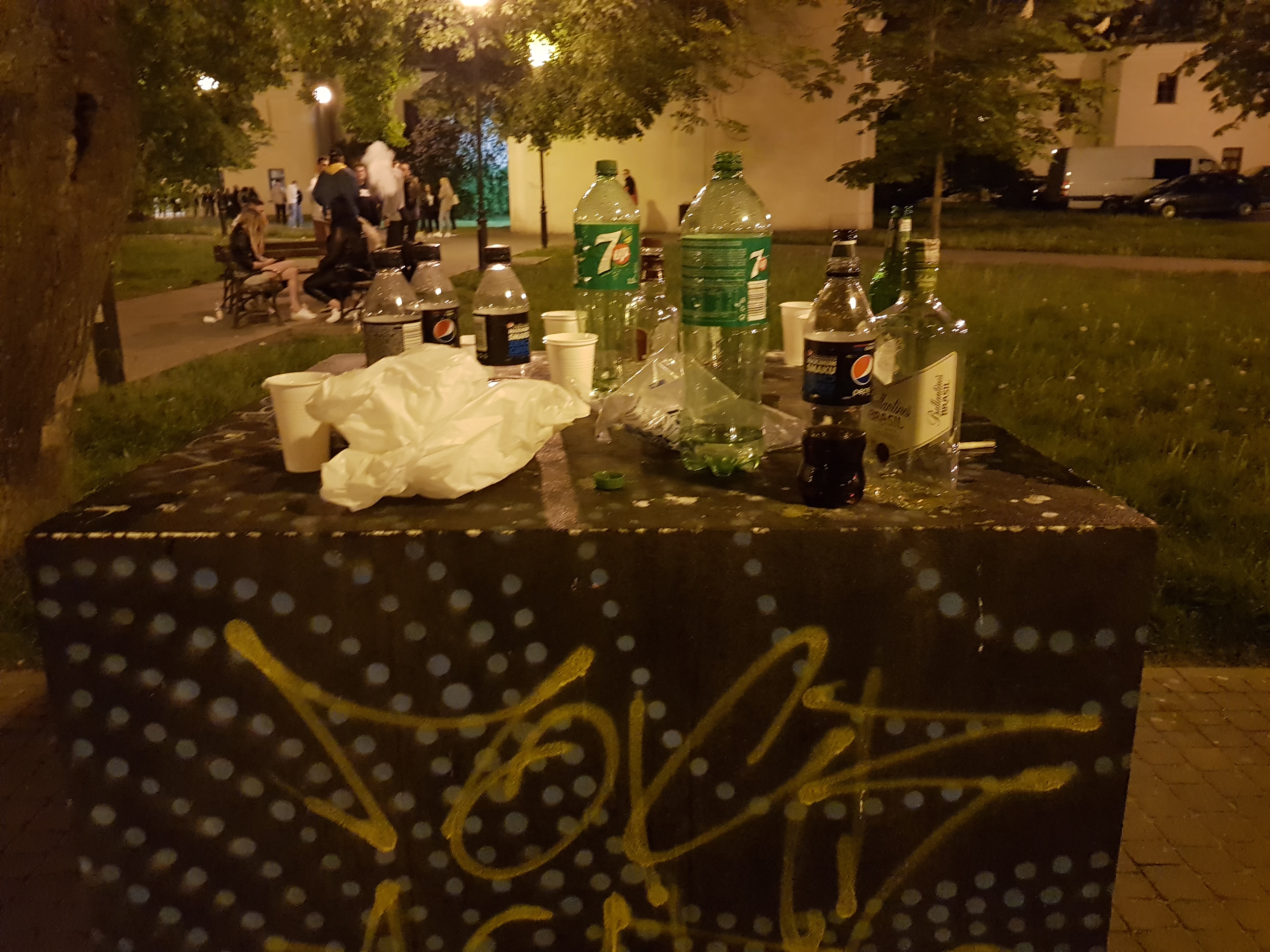 Znów piją i śmiecą na placu Kaczyńskiego. Dzielnicowy zapowiada, że nie będzie pobłażania