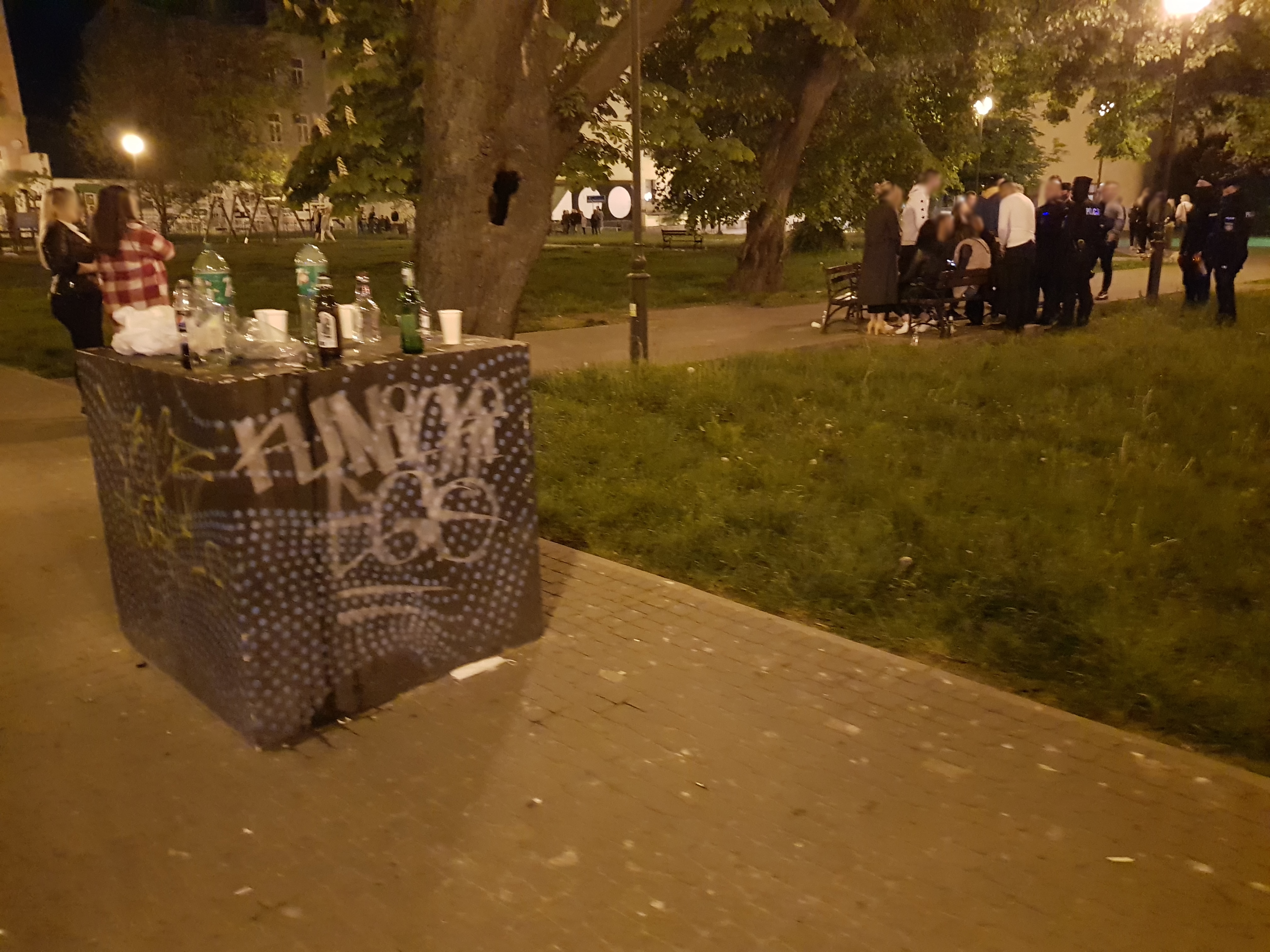 Znów piją i śmiecą na placu Kaczyńskiego. Dzielnicowy zapowiada, że nie będzie pobłażania