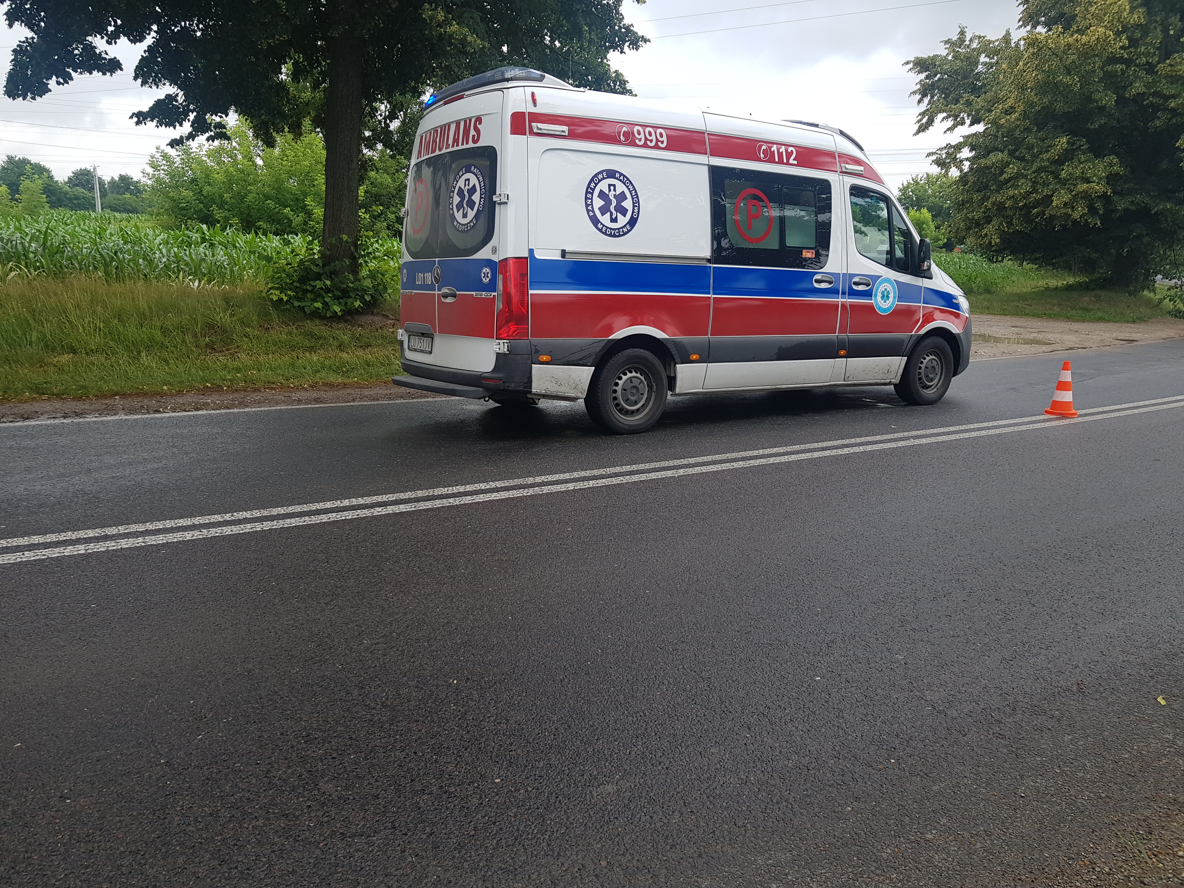 Auto osobowe wypadło z drogi i uderzyło w drzewo. Utrudnienia w ruchu na ul. Zemborzyckiej (zdjęcia)